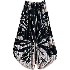 Wide pants with long side slits.